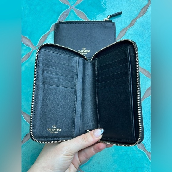 Valentino Garavani Rockstud Zip-around Leather Wallet + change Wallet In Black - Picture 5 of 12